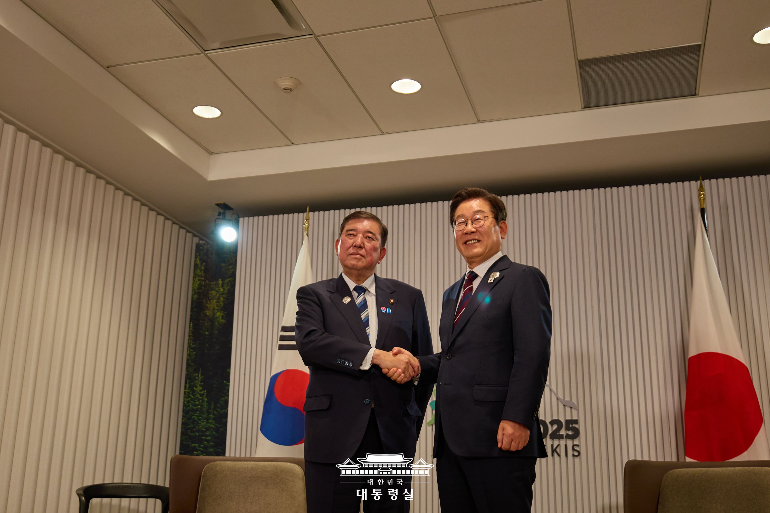 이시바 시게루 일본 총리와 첫 정상회담을 가졌습니다 슬라이드3