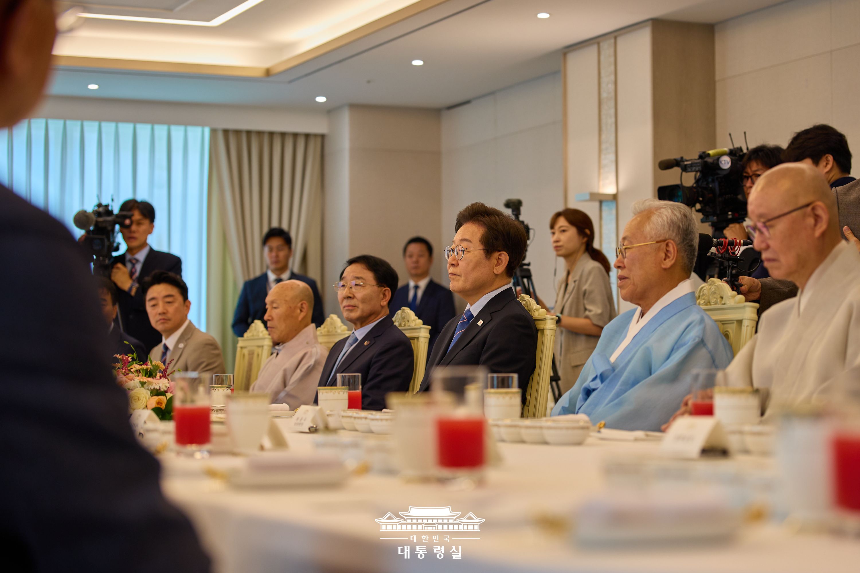 이재명 대통령과 종교지도자 간 환담 장면