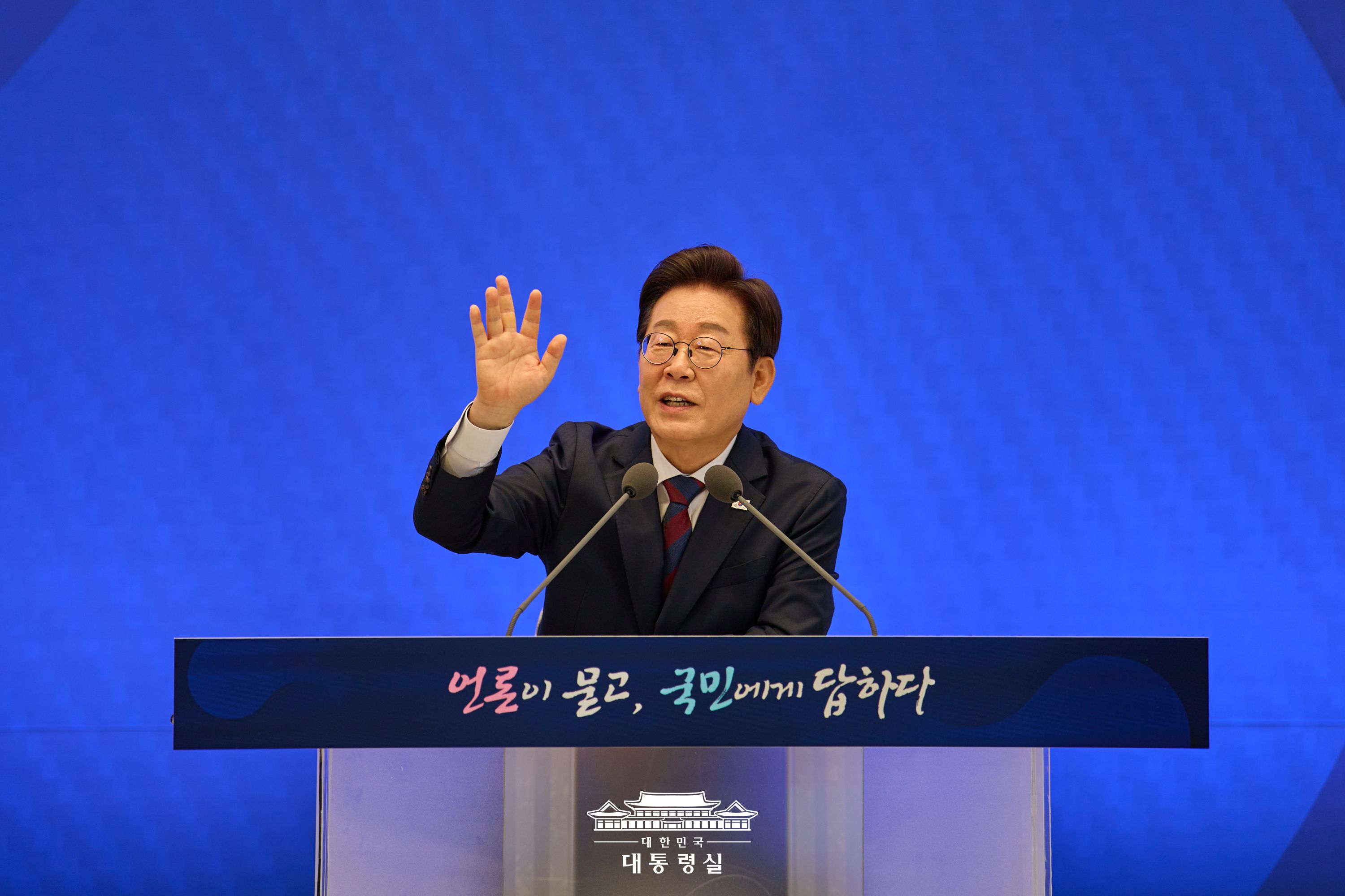 취임 30일 기자회견 슬라이드3