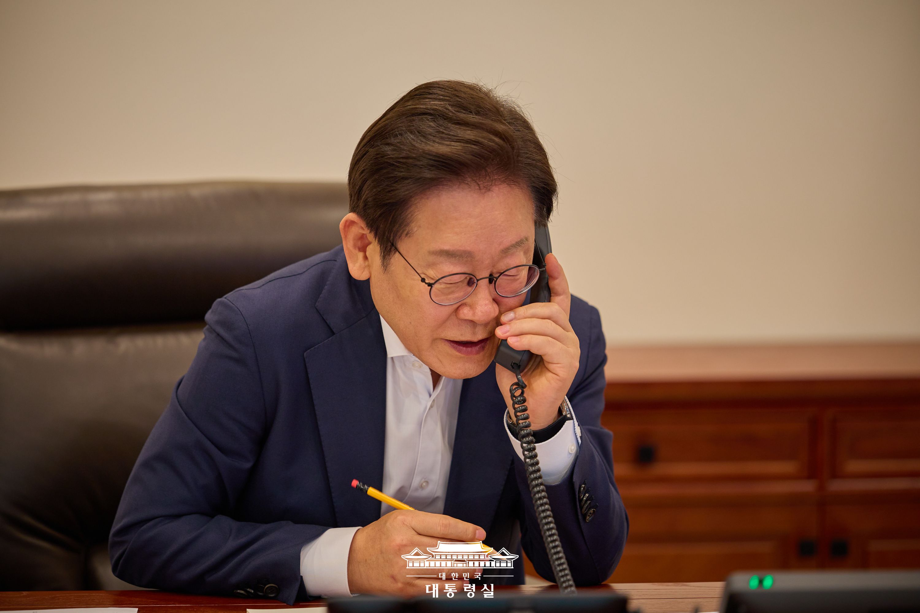 대통령실 사진 자료실, 한국·카자흐스탄 정상 통화 1