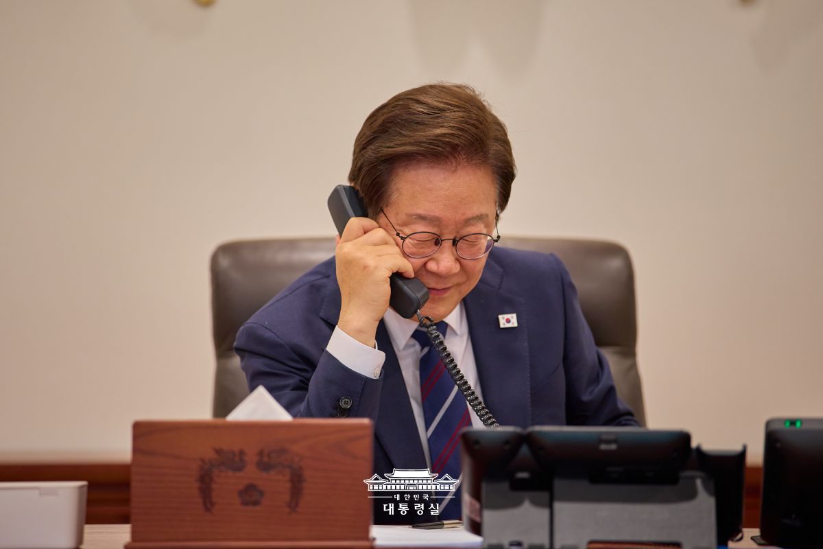 크리스토퍼 럭슨 뉴질랜드 총리와 처음으로 전화 통화를 가졌습니다 썸네일
