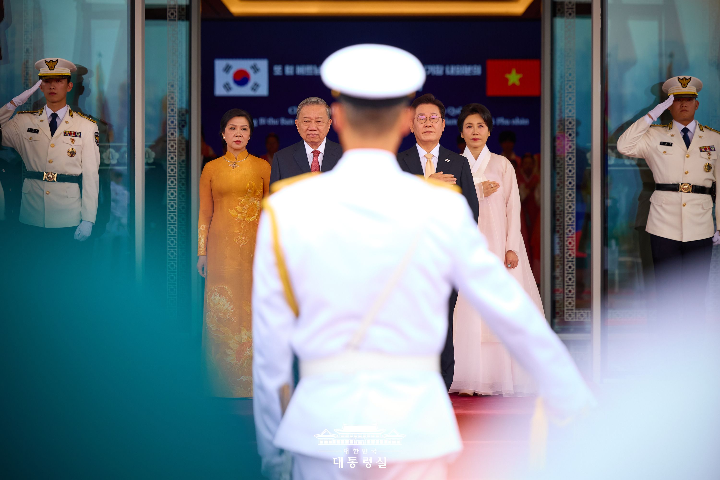 2025년 8월 12일 국민 여러분께 보고드립니다 슬라이드2