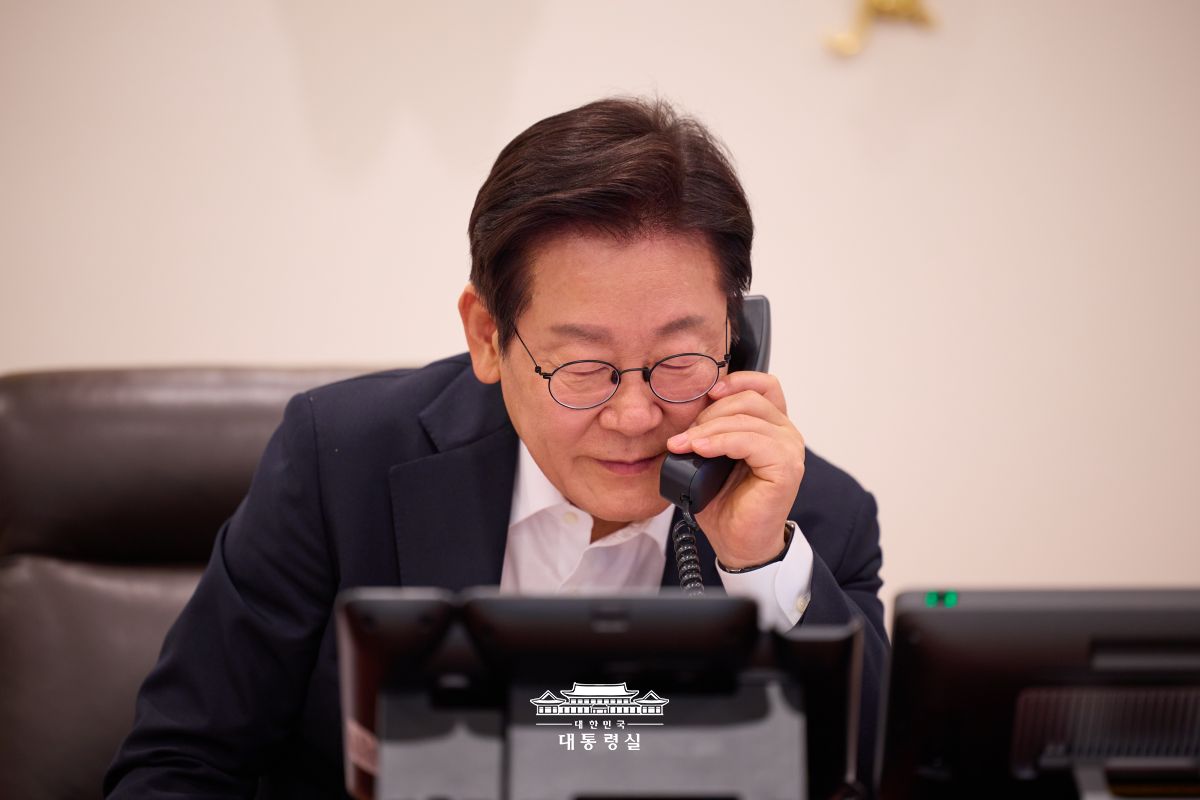 딕 스코프 네덜란드 총리와 처음으로 전화 통화를 나눌 수 있어 기쁘게 생각합니다 썸네일