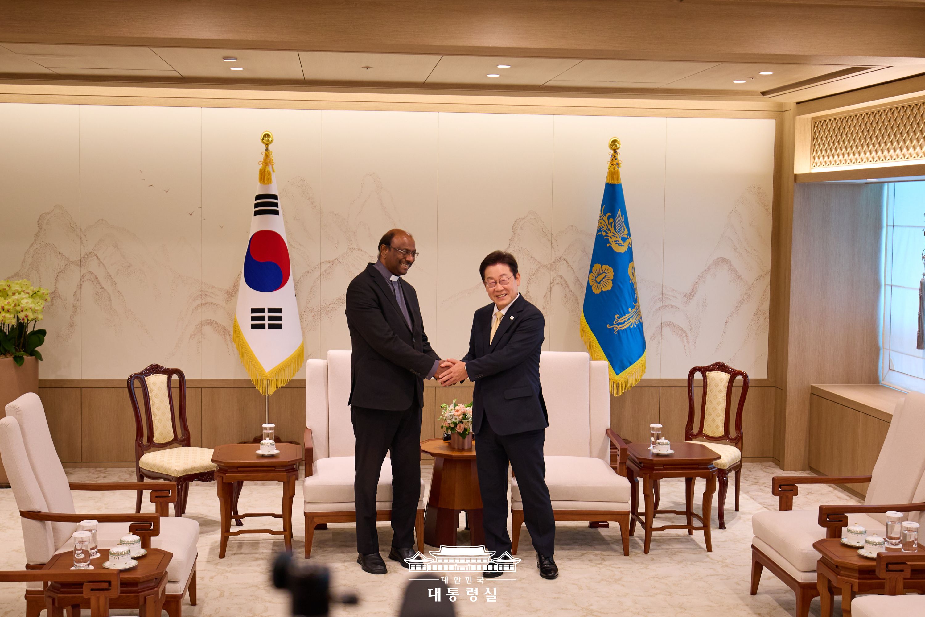 평화와 민주주의의 길, 함께 걷겠습니다 슬라이드2