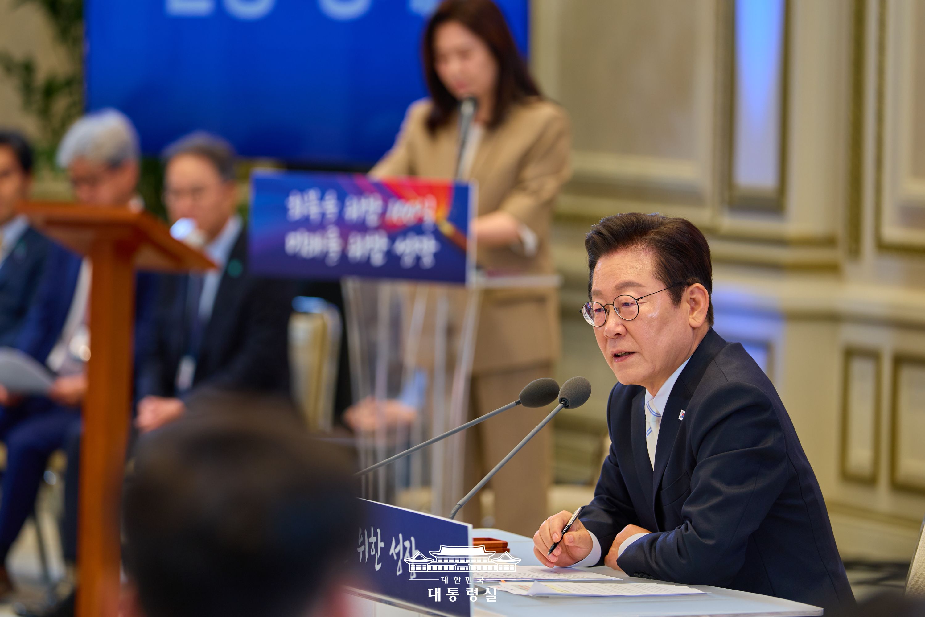 취임 100일 기자회견 슬라이드1