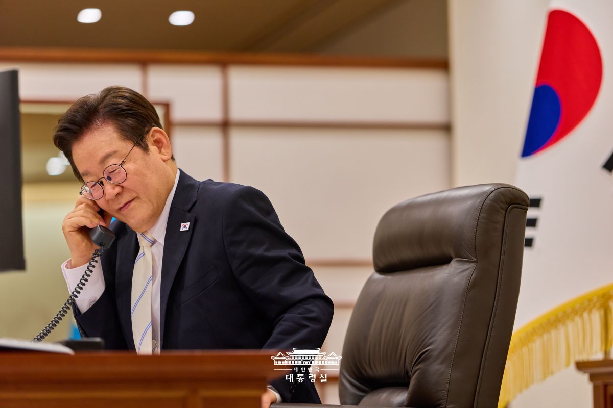 에마뉘엘 마크롱 프랑스 대통령과 처음으로 전화 통화를 나눴습니다 썸네일