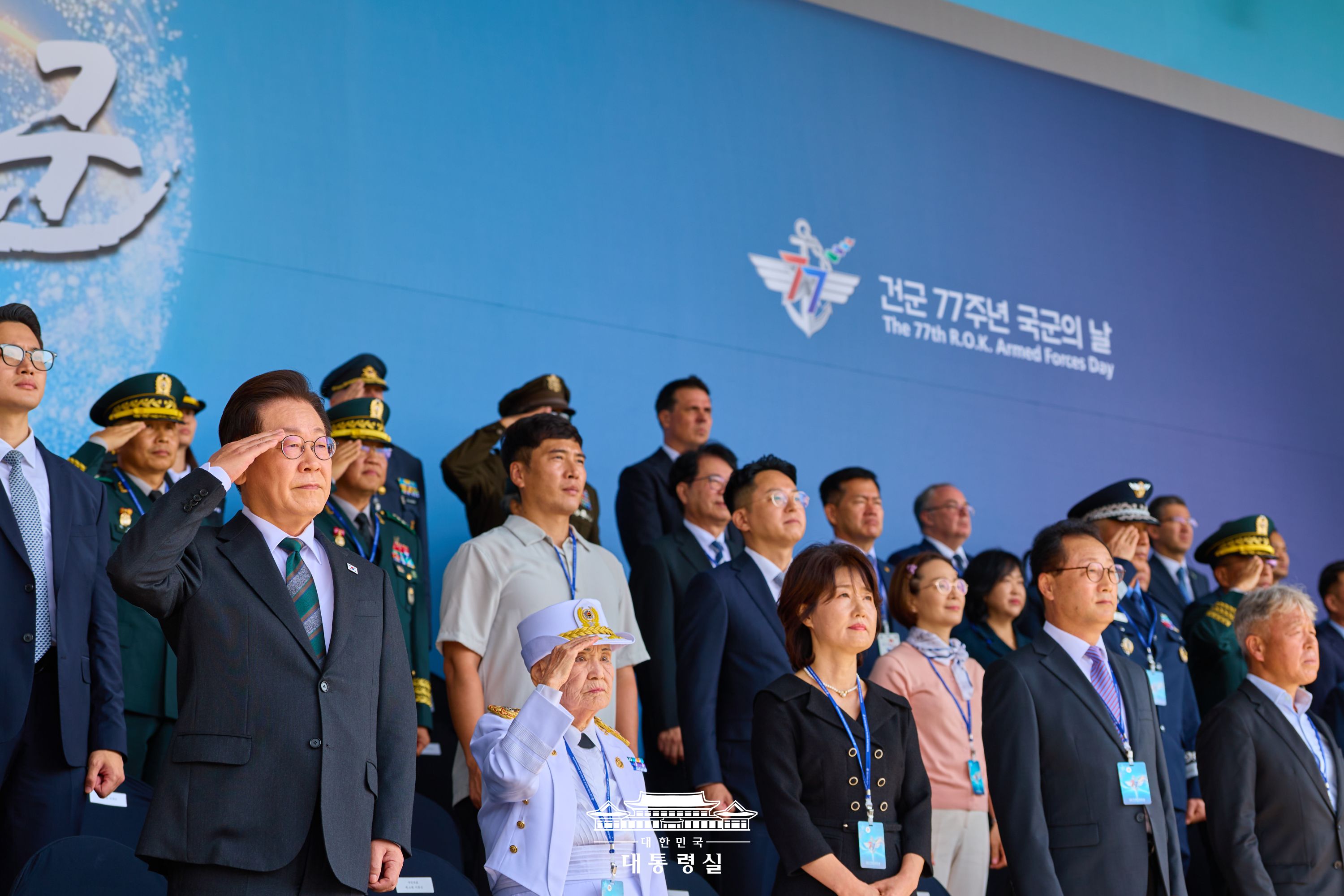 2025년 10월 2일 국민 여러분께 보고드립니다 슬라이드1