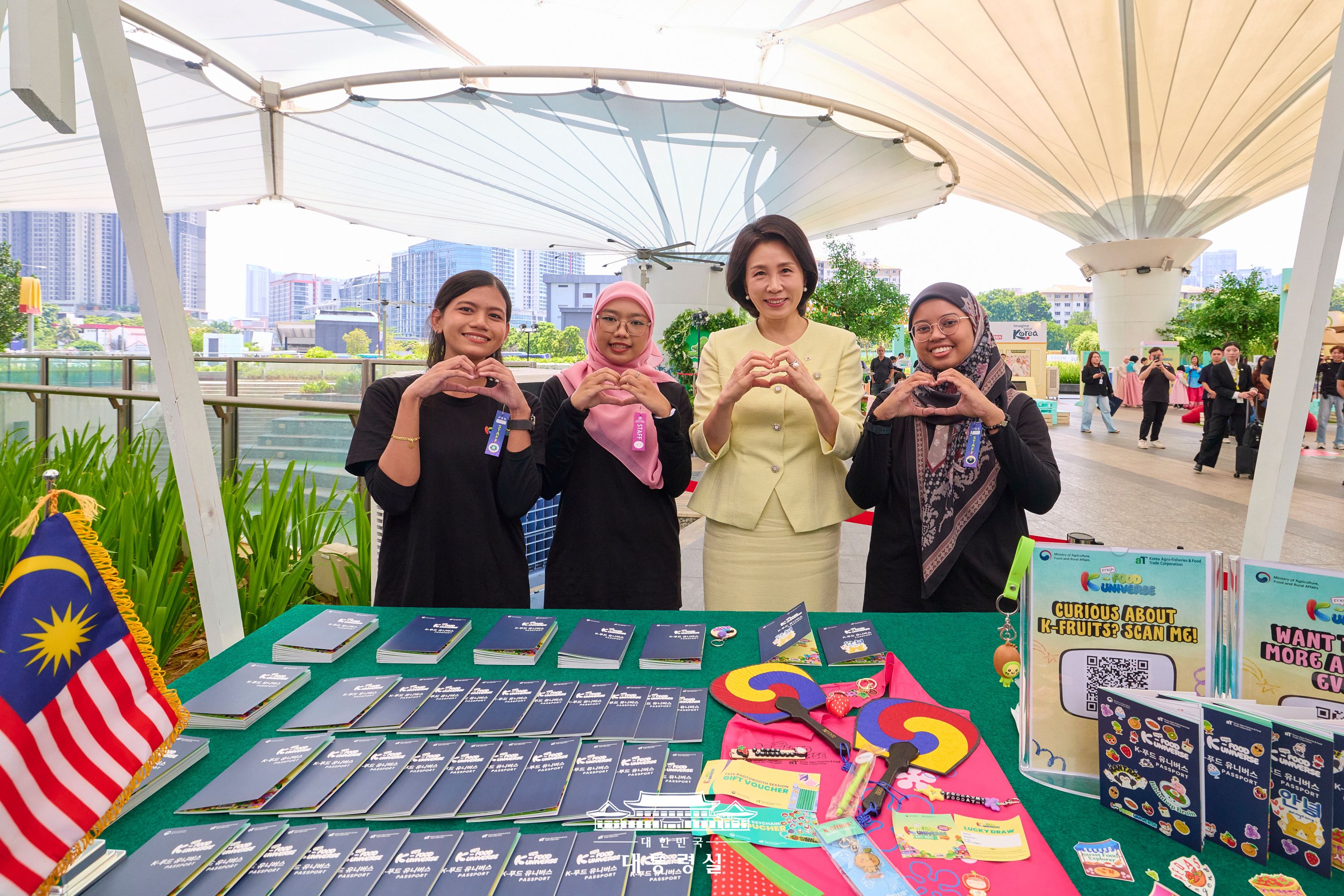 김혜경 여사, K-푸드 팝업스토어 시찰 슬라이드2