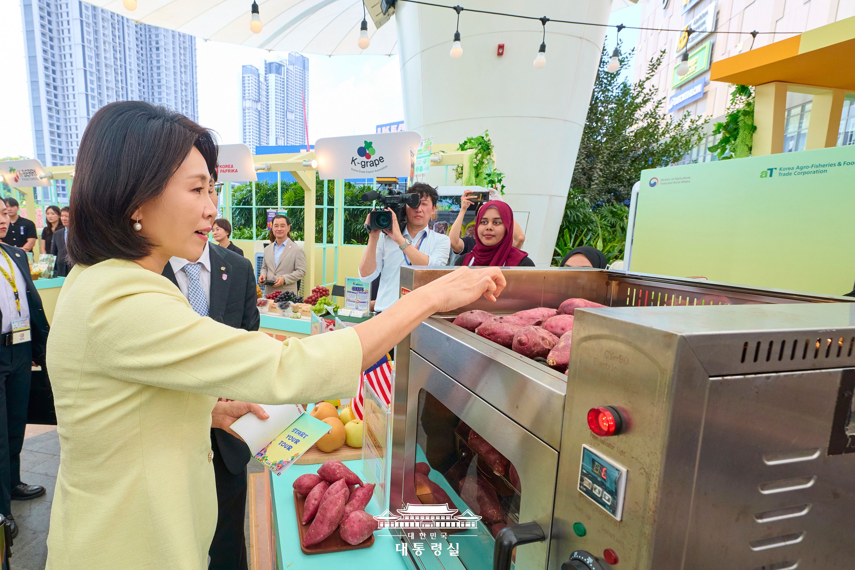 김혜경 여사, K-푸드 팝업스토어 시찰 슬라이드3