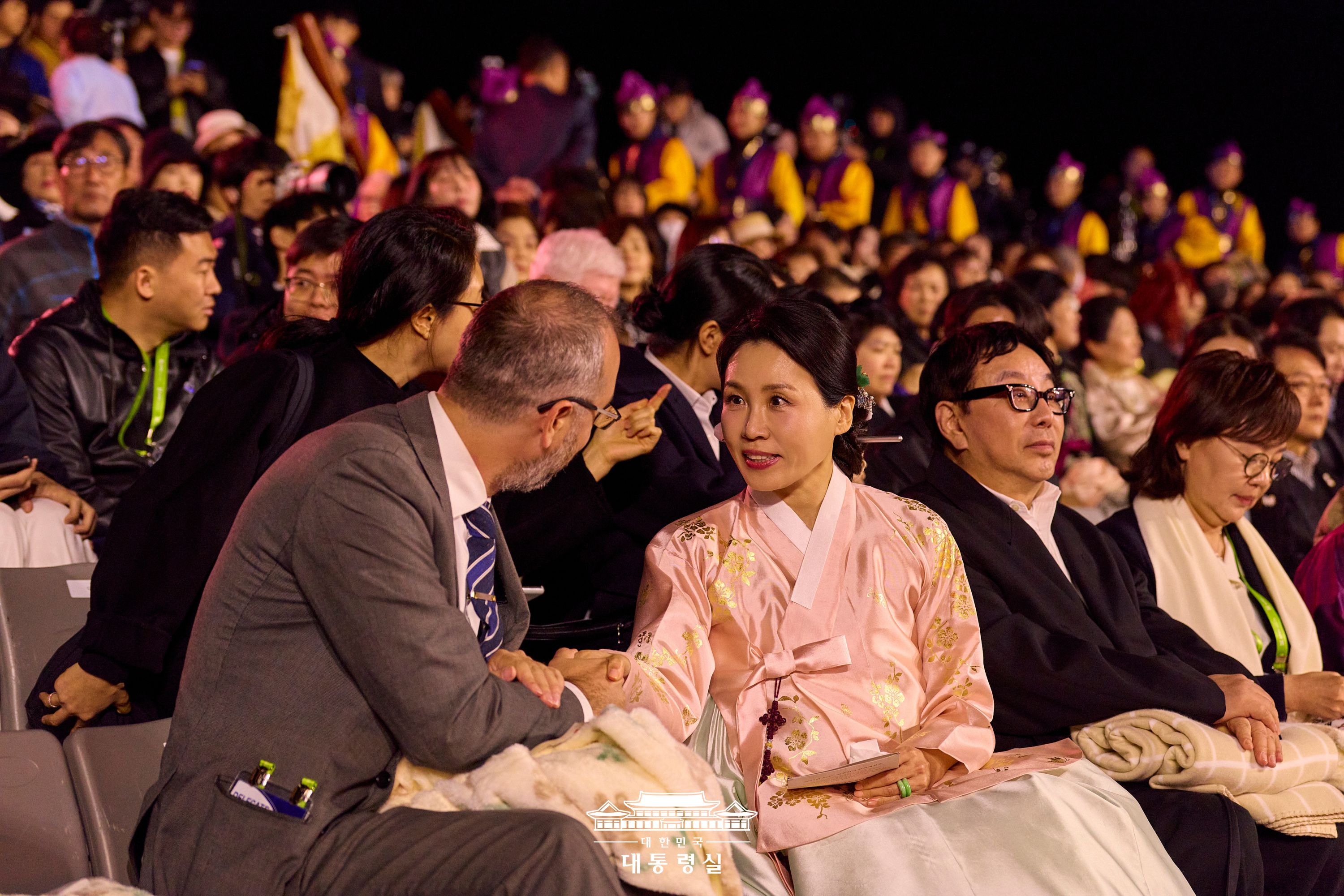 김혜경 여사, 2025 APEC 정상회의 기념 한복패션쇼 관람 슬라이드4