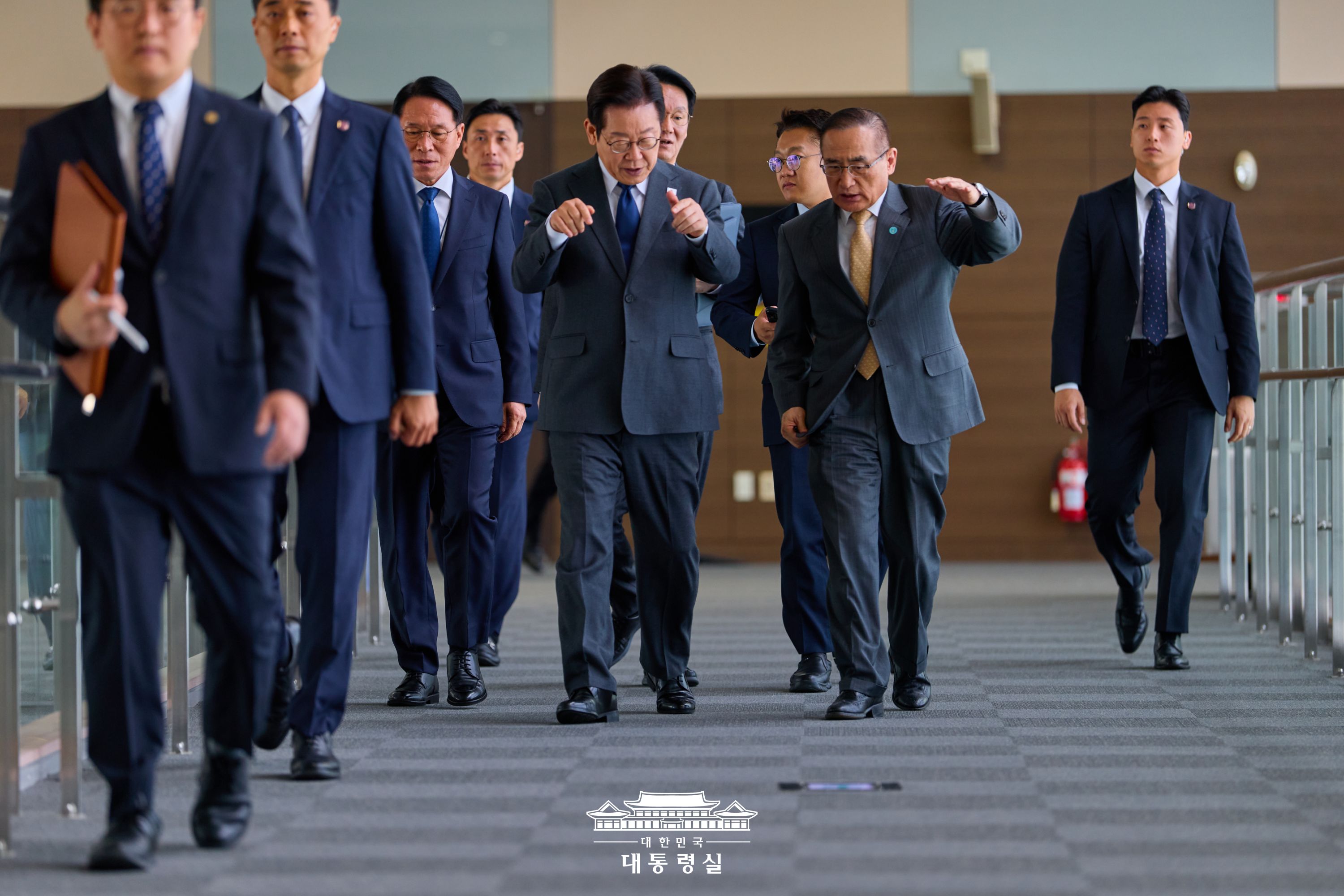2025년 10월 21일 국민 여러분께 보고드립니다 슬라이드2