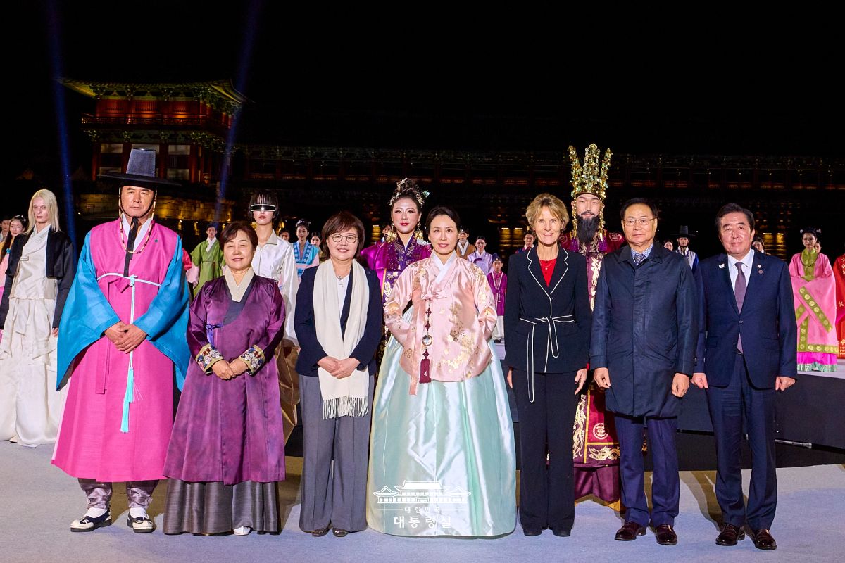 김혜경 여사, 2025 APEC 정상회의 기념 한복패션쇼 관람 슬라이드2