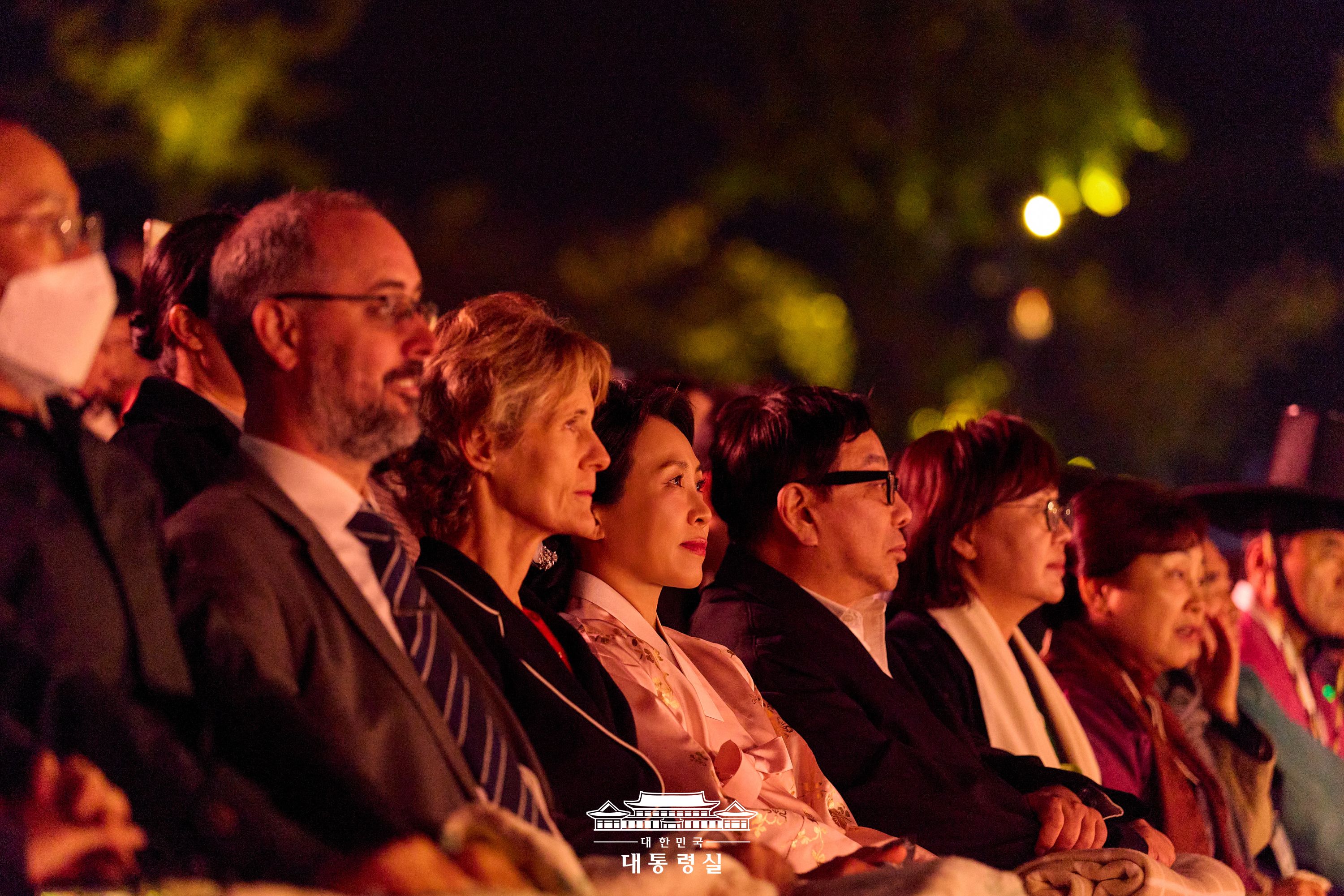 김혜경 여사, 2025 APEC 정상회의 기념 한복패션쇼 관람 슬라이드5