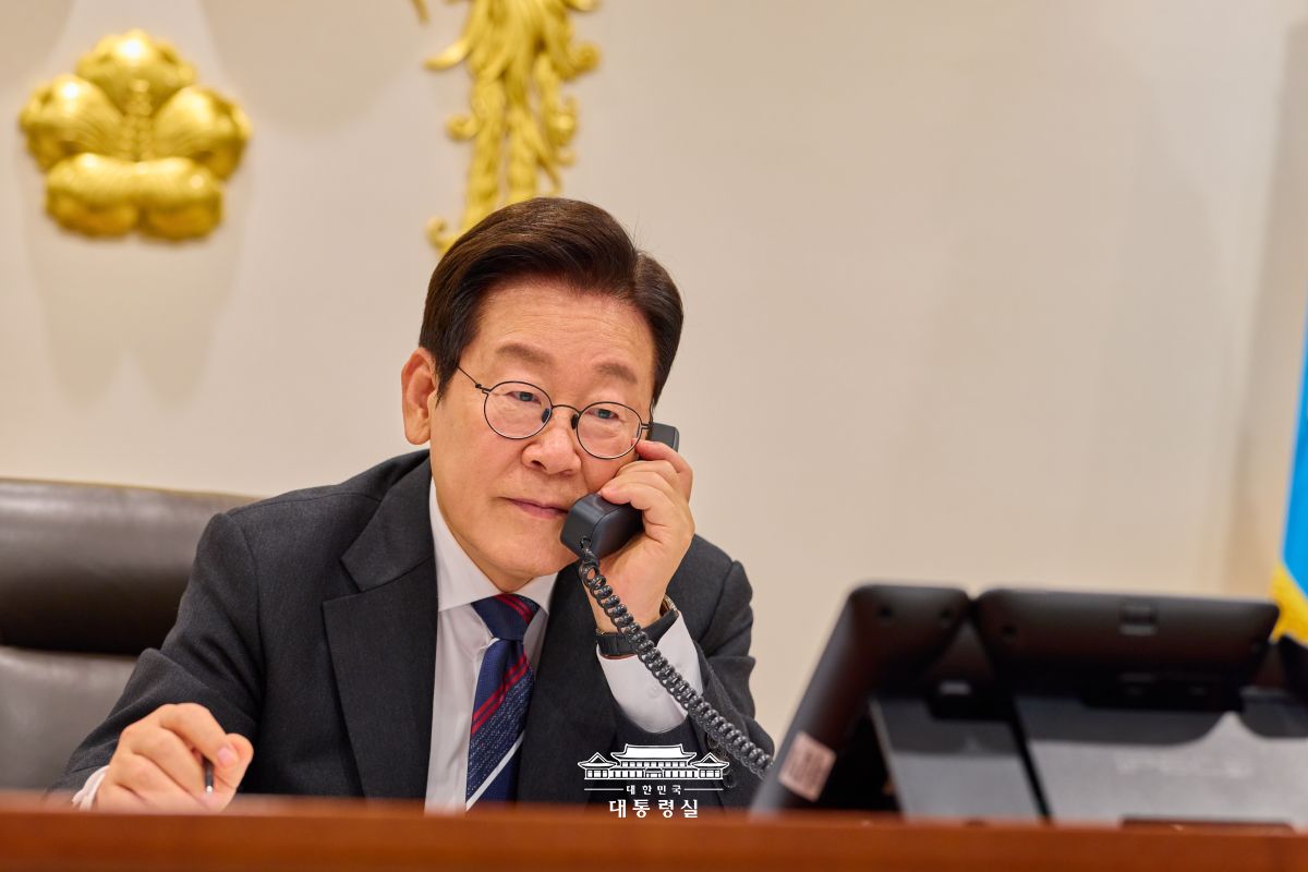태국의 아누틴 총리와 처음으로 통화하게 되어 매우 기쁘게 생각합니다 썸네일
