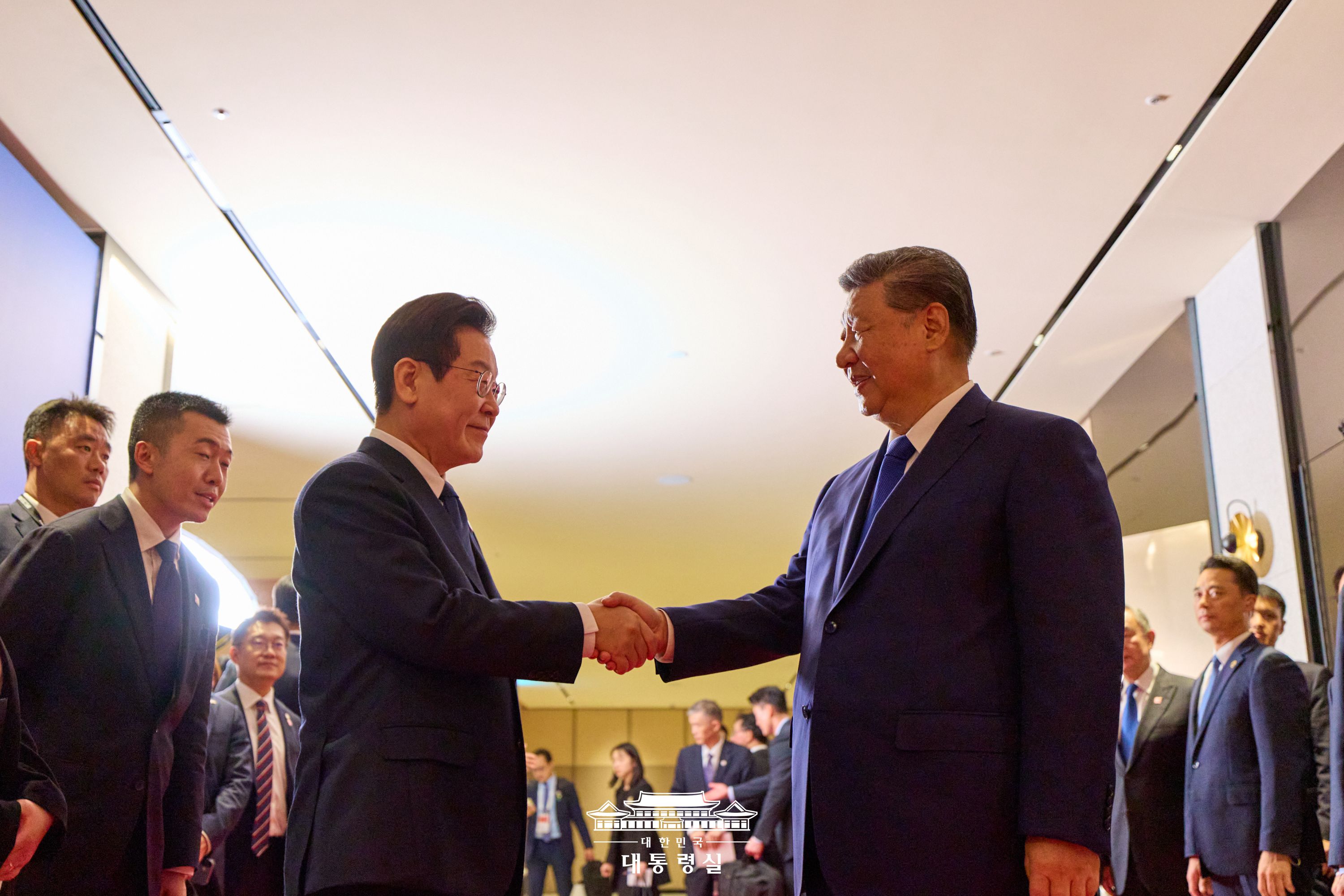 깊은 우정과 역사를 바탕으로 공동번영을 향해 함께 나아갑니다 슬라이드9