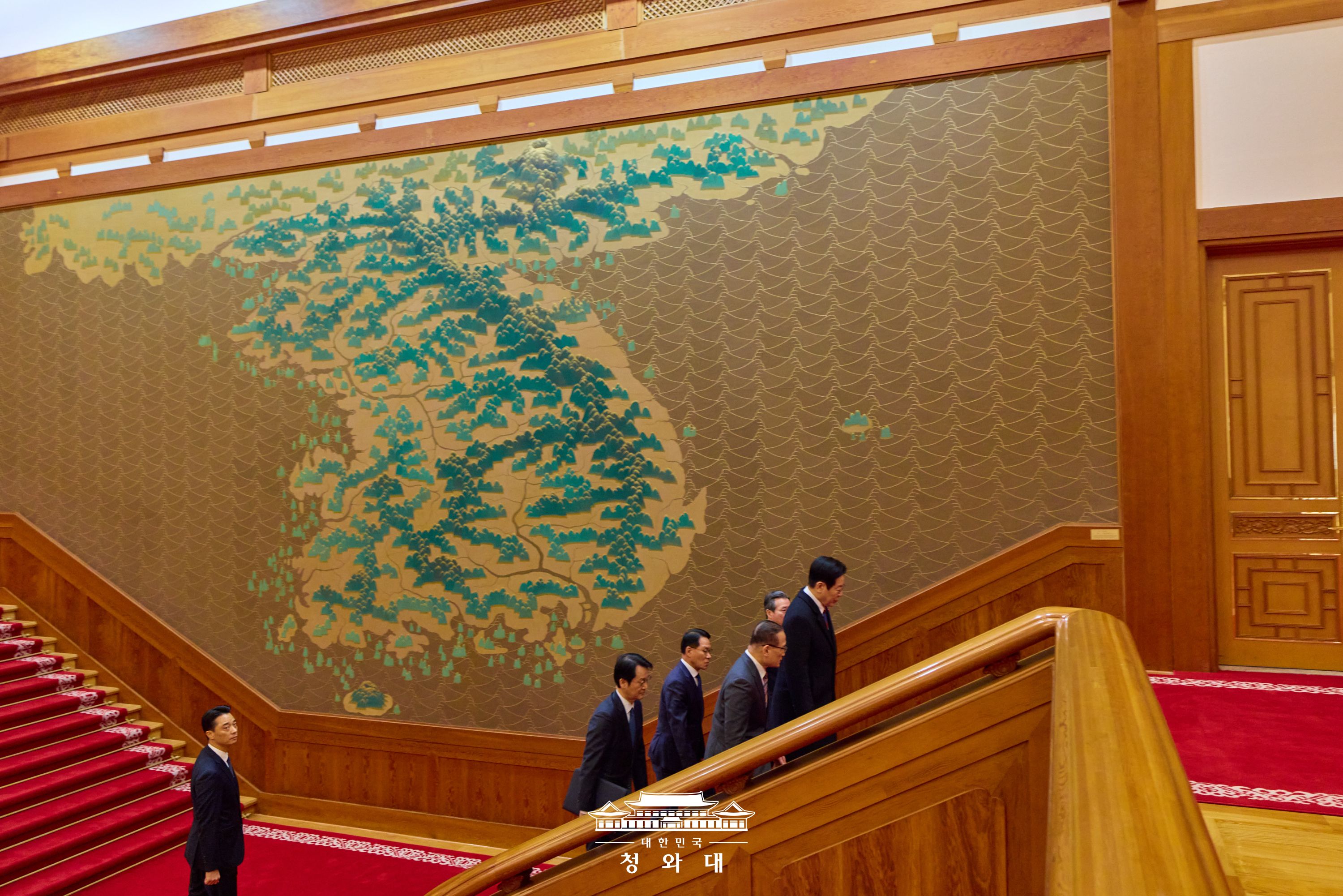 대한민국 대통령, 1330일 만의 청와대 출근 슬라이드3