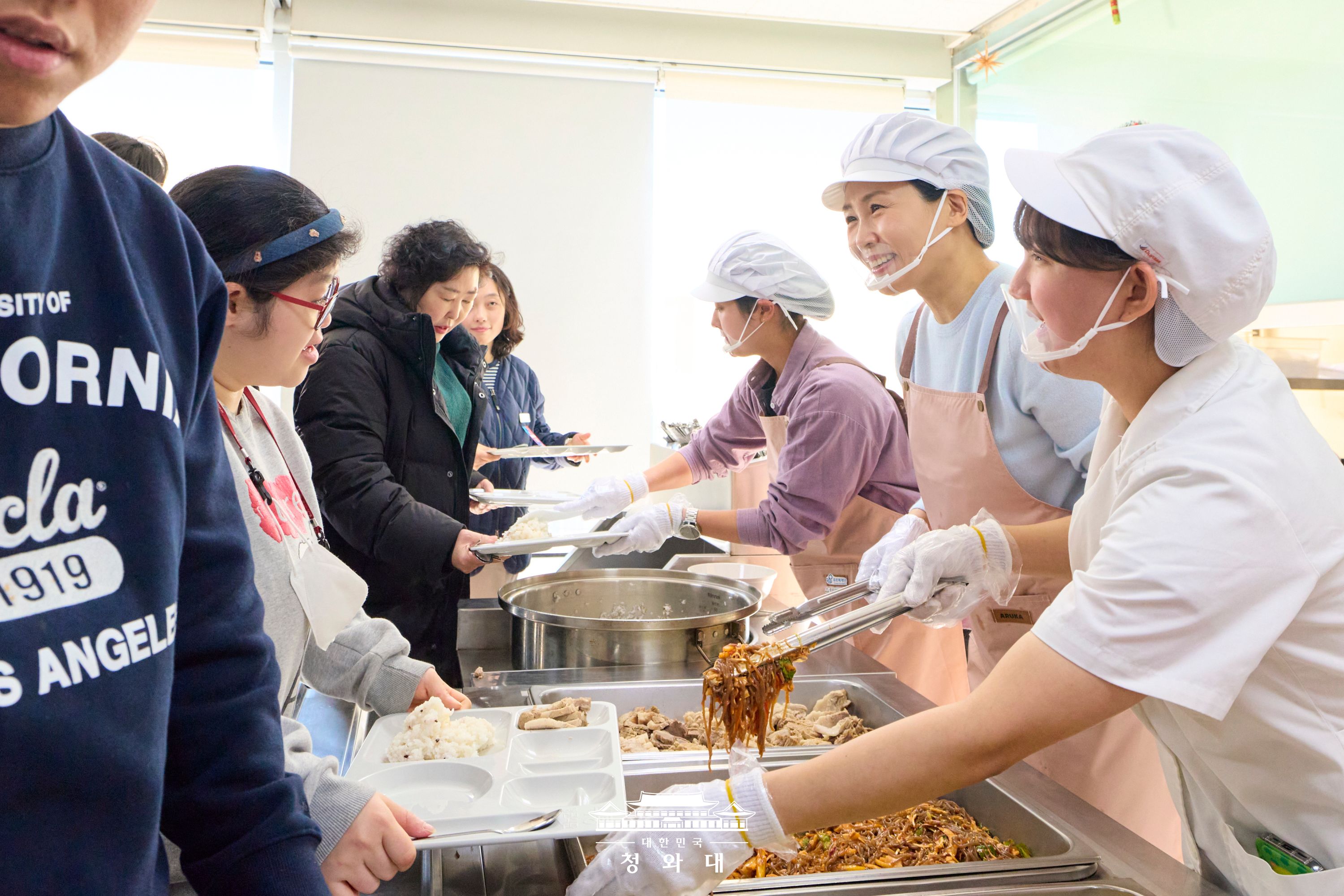 김혜경 여사, 종로구 장애인복지관 배식 봉사 슬라이드3