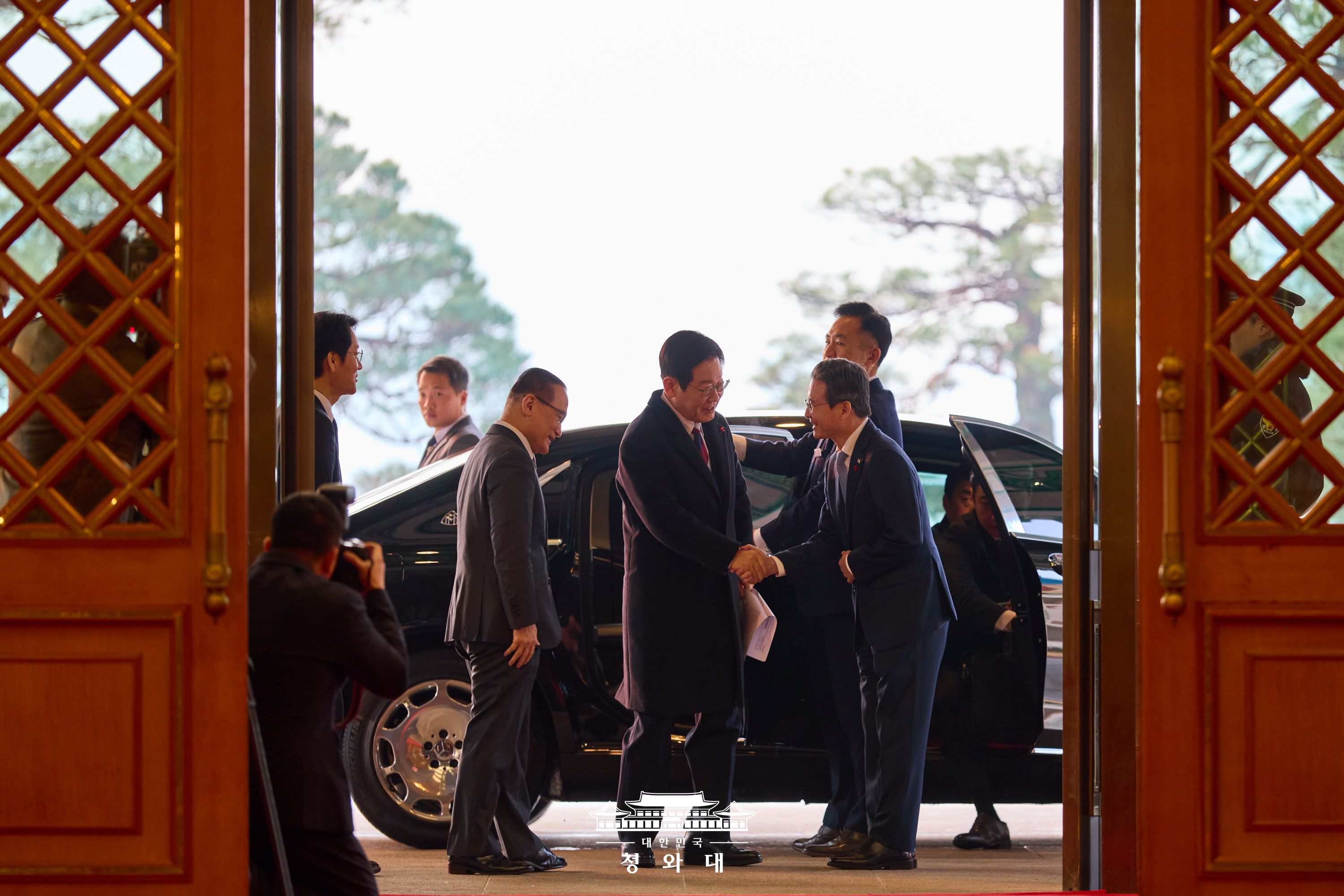 대한민국 대통령, 1330일 만의 청와대 출근 슬라이드1
