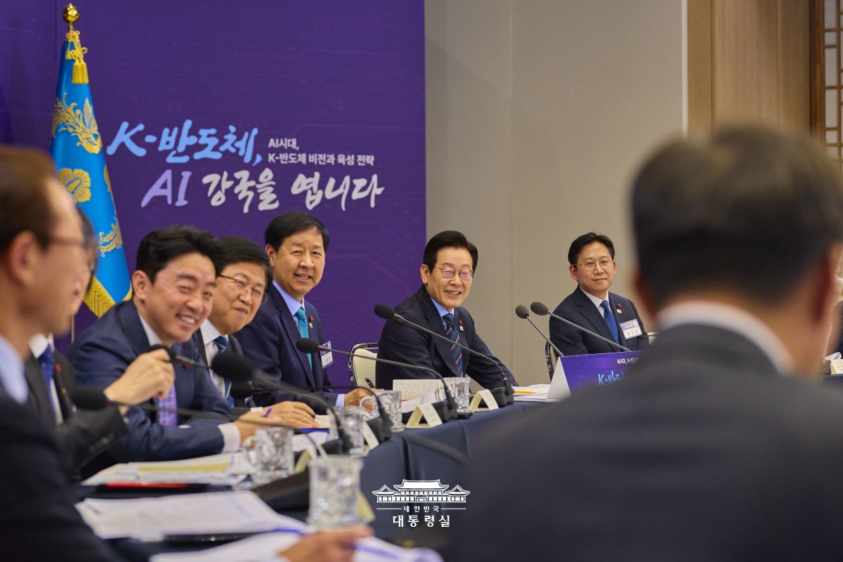 정부와 기업이 함께 손잡고 대한민국 반도체 산업의 미래를 열어가겠습니다 사진