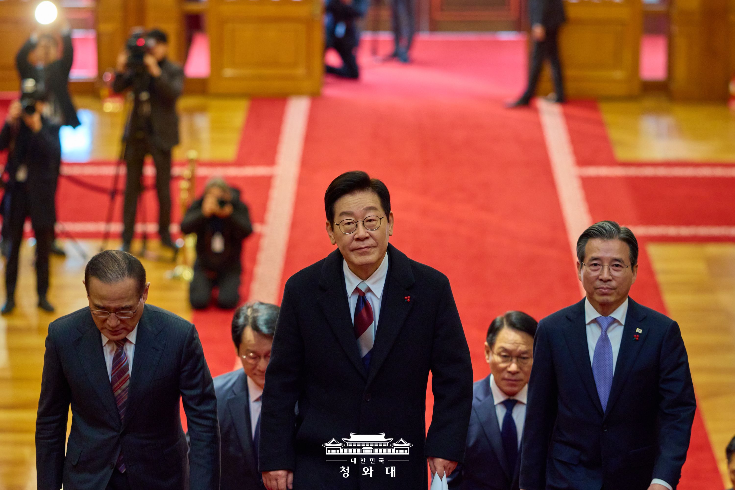 대한민국 대통령, 1330일 만의 청와대 출근 슬라이드2