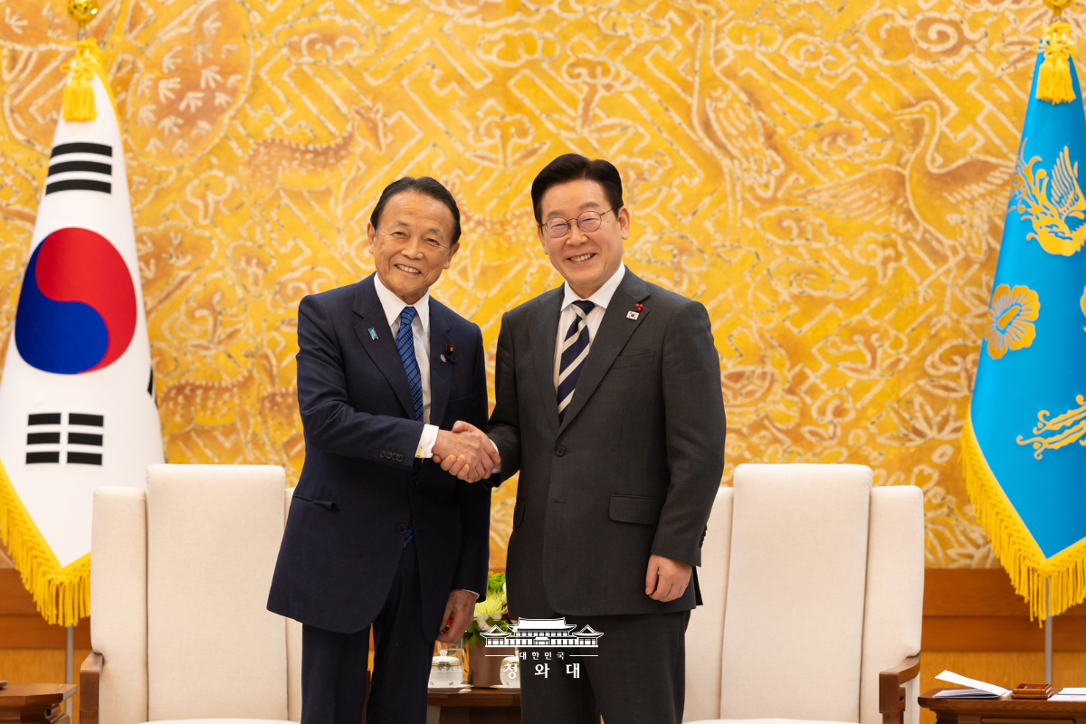 '아소 다로' 전 일본 총리 접견 사진