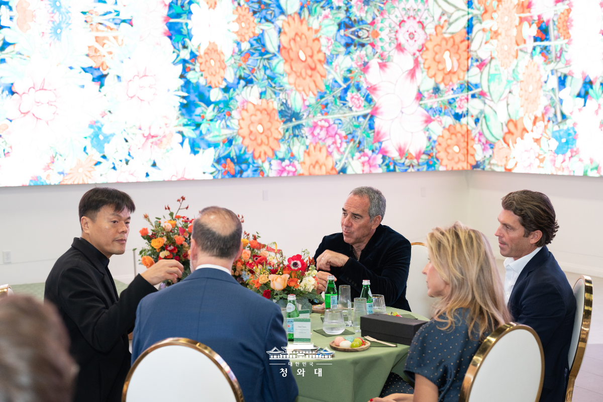 대통령 직속 대중문화교류위원회 특별위원을 위촉했습니다 슬라이드2