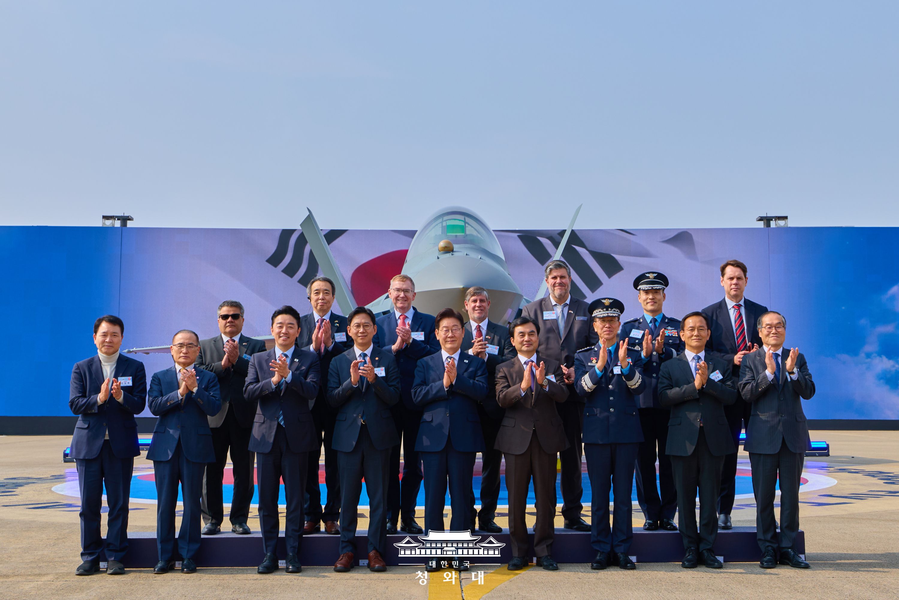 KF-21 양산 1호기 출범을 축하합니다 슬라이드3