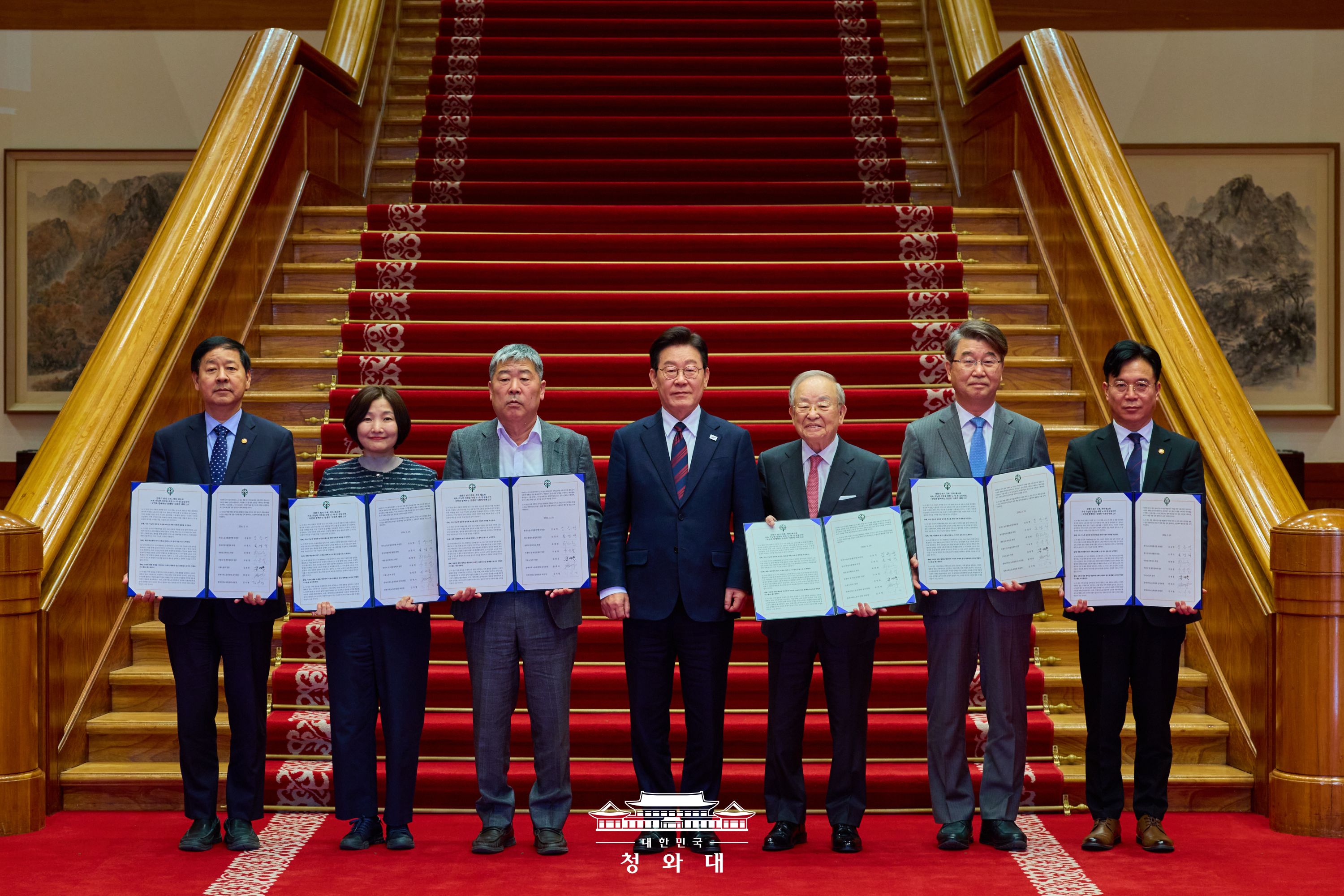 경제사회노동위원회 첫걸음을 내딛습니다 슬라이드2