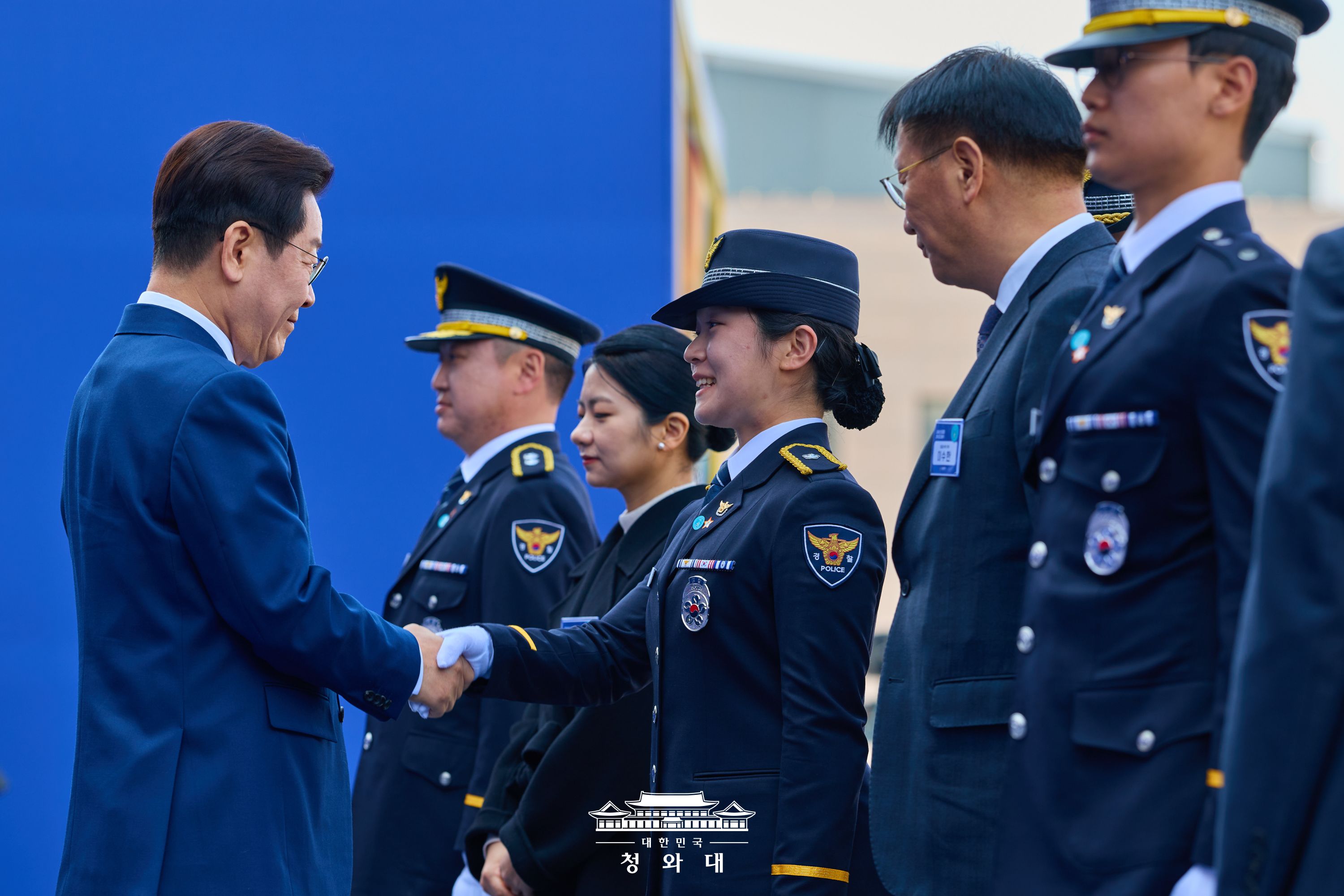 신임 경찰 여러분의 임용을 온 국민과 함께 축하합니다 슬라이드2