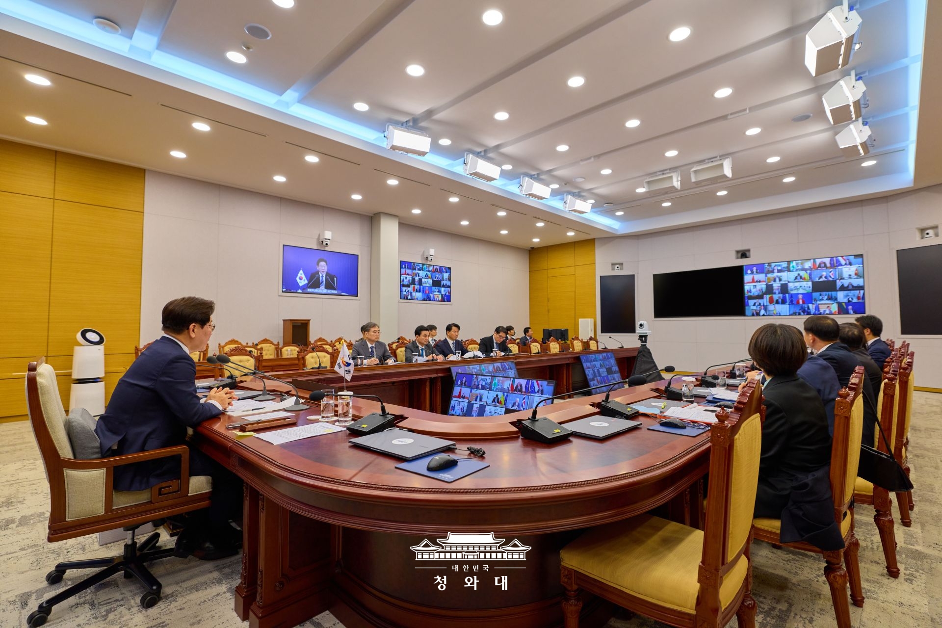 호르무즈 해협 자유항행에 관한 화상 정상회의에 참석했습니다
