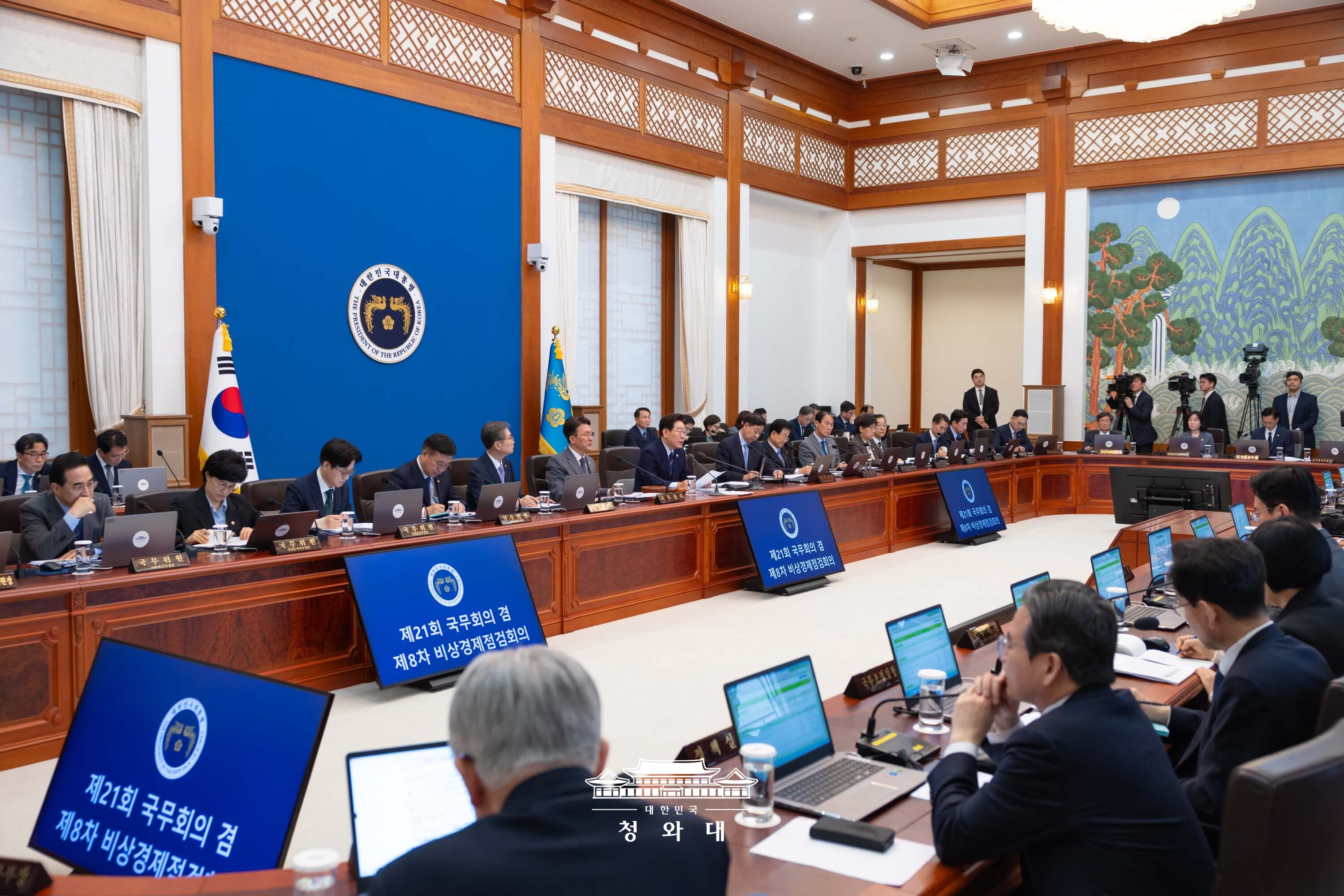 이재명 대통령 국무회의와 비상경제점검회의 참석 장면