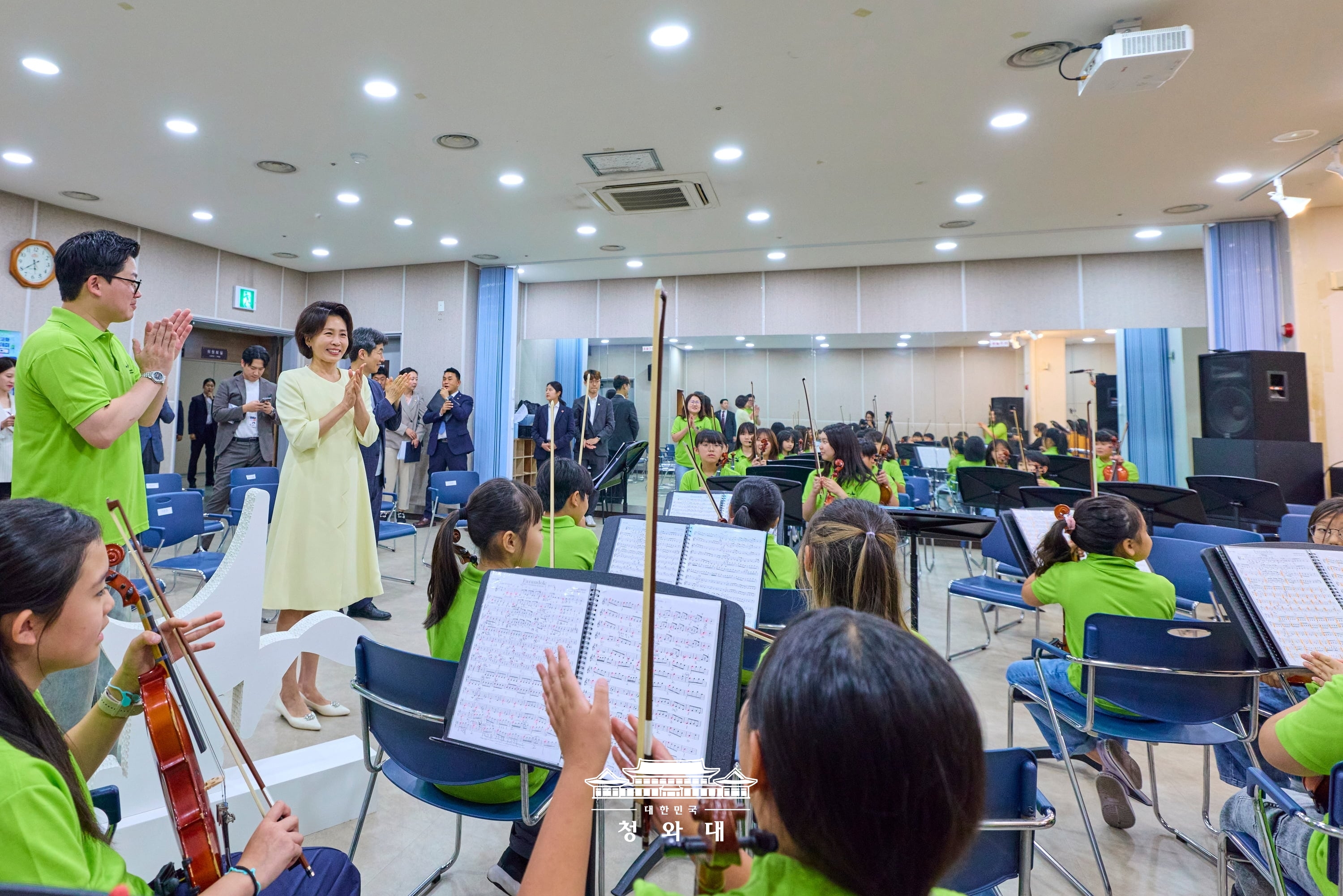 김혜경 여사, 꿈의 예술단 교육 현장 방문