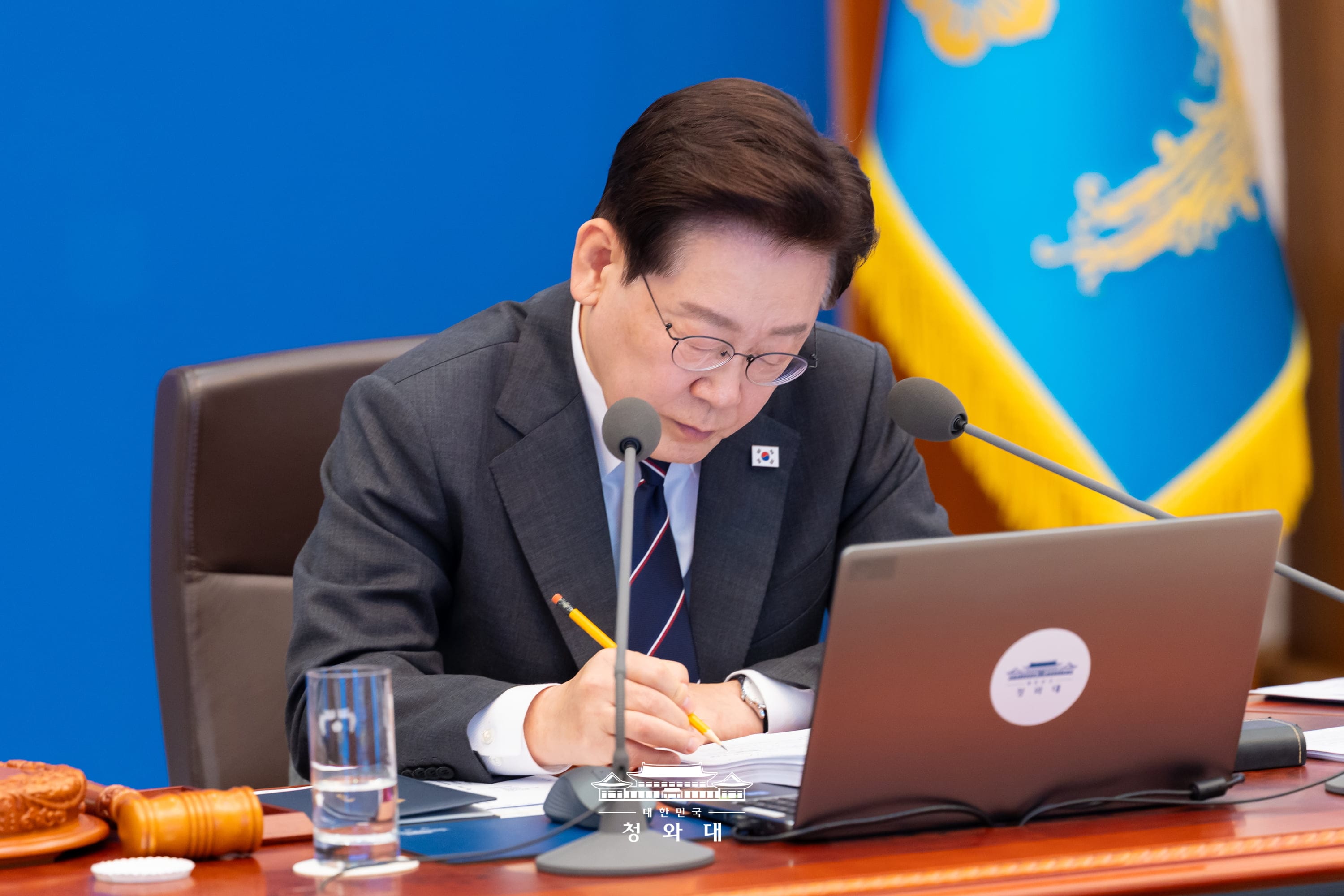 이재명 대통령 제43회 국무회의 자료 검토 사진
