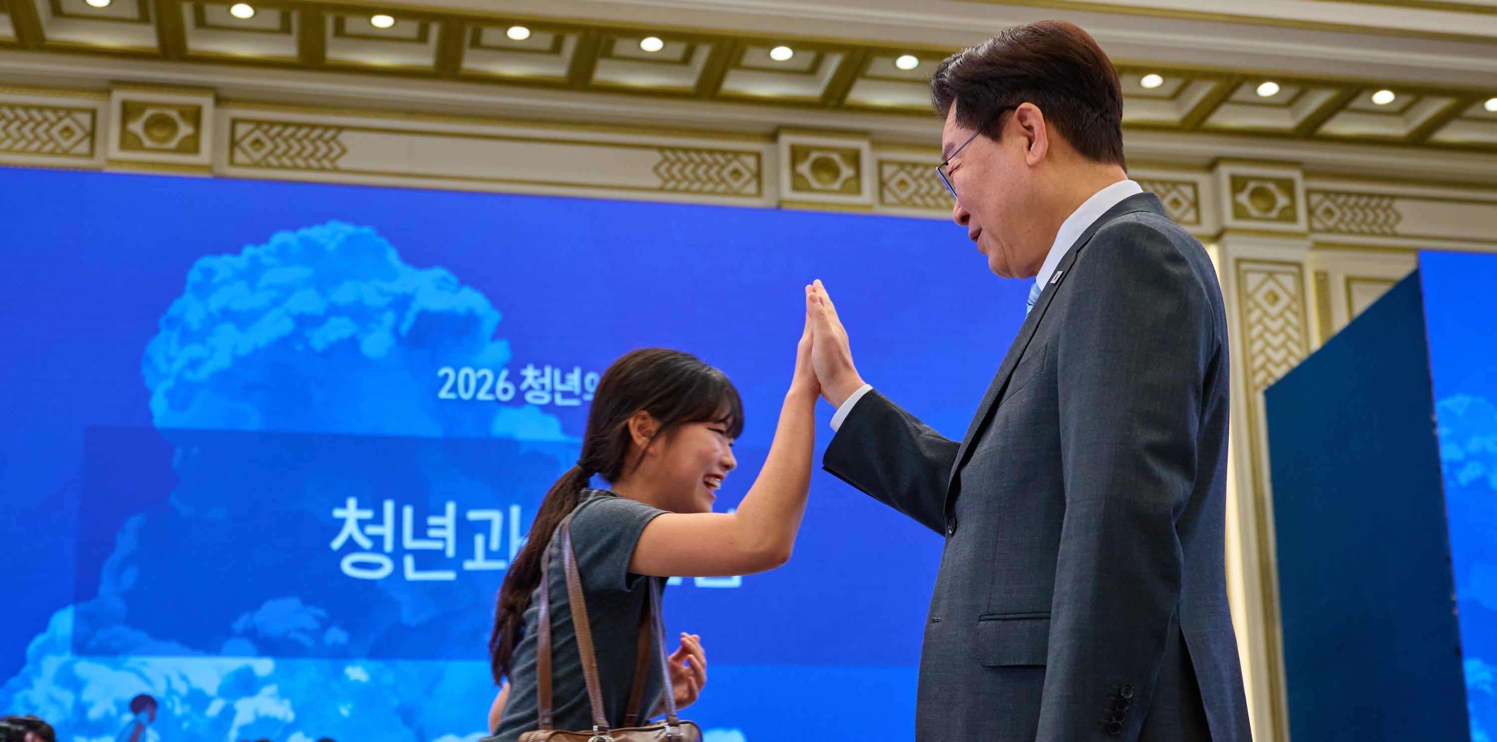 메인슬라이드 10