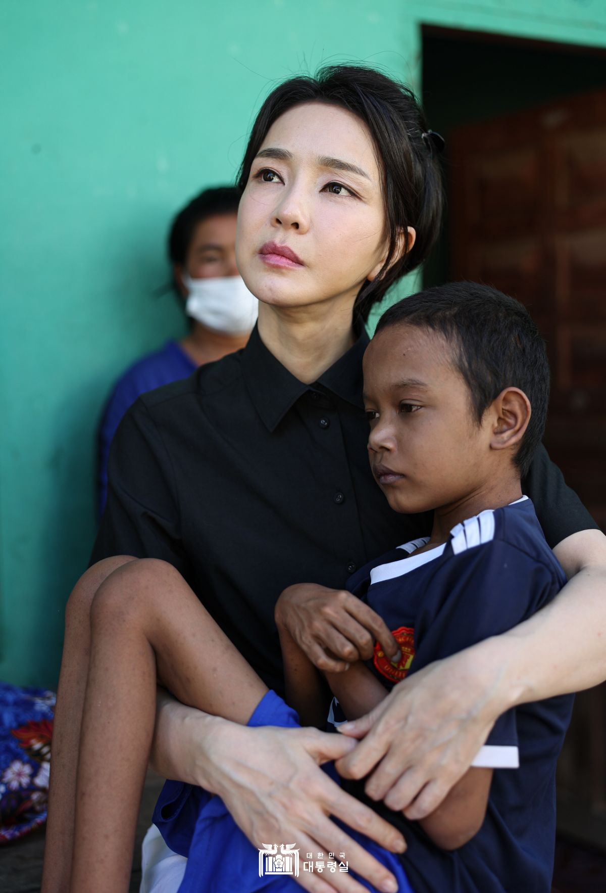 김건희 여사, 프놈펜 선천성 심장질환 아동 위문 슬라이드4